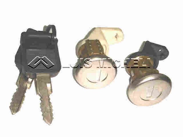 R19-CLIO CON 2 CERROJOS DE PUERTAS CON 2 LLAVES