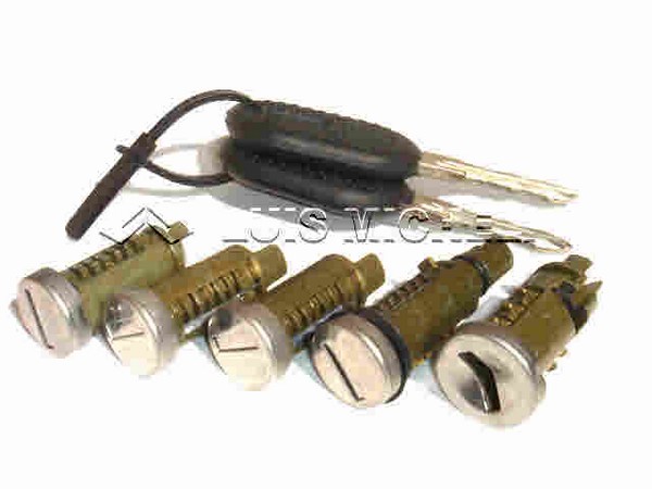 UNO-DUNA CON 1 CILINDRO DE IGNICION-2 CERROJOS DE PUERTAS-1 CERROJO DE BAUL-1 CERROJO DE TAPA TRASERA CON 2 LLAVES