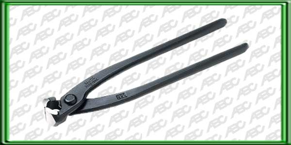 TENAZA. Medio corte 9. fosfatada y sin mango plastico. El filo cortante se extiende solo hasta la mitad de la cabeza de la tenaza. la otra mitad son dos mordazas planas aptas para tomar y retorcer el alambre. y luego cortarlo con la mitad donde hay  filo.