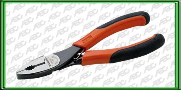 PINZA UNIVERSAL ERGO. LARGO: 200MM. ACABADO: FOSFATADOS. TRATAMIENTO ANTI-CORROSI?N. MATERIAL: ACERO CROMO VANADIO. CON MANGO ERGO EN UNA COMBINACI?N DE DOS MATERIALES. SUPERFICIE TERMOPL?STICA SOBRE UN N?CLEO TENAZ DE POLIPROPILENO. LO QUE PERMITE UN MEJ