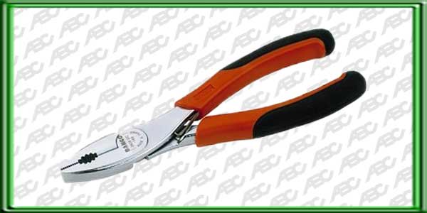 ALICATE UNIVERSAL ERGO  CROMADO. LARGO: 180MM. CAPACIDAD DE CORTE: 2.0MM. ACABADO: NIQUELADOS Y CROMADOS. TRATAMIENTO ANTI-CORROSI?N. MATERIAL: ACERO CROMO VANADIO. CON MANGO ERGO EN UNA COMBINACI?N DE DOS MATERIALES. SUPERFICIE TERMOPL?STICA SOBRE UN N?C