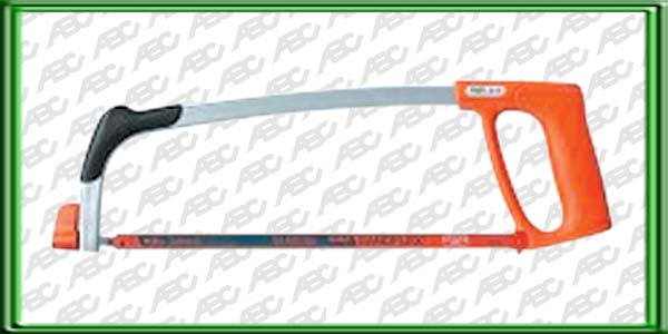 ARCO DE SIERRA C?MODO Y FIABLE PARA TODO TIPO DE CORTES. SU REDUCIDO TAMA?O MEJORA EL ACCESO A LUGARES AISLADOS Y FACILITA SU ALMACENAMIENTO. LA ZONA DE AGARRE FRONTAL OFRECE UNA ZONA DE APOYO PERFECTA PARA LA MANO GU?A. MEJORANDO CONSIDERABLEMENTE EL REN