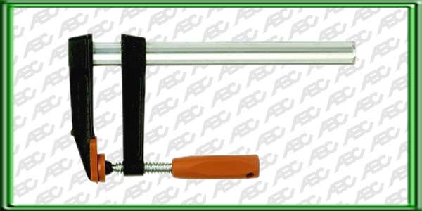 PRENSA. Modelo profesional tipo F. con un brazo fijo y otro deslizante. Tornillo cromado en zinc con un pie de agarre para sujetar y fijar formas irregulares. Tenaz y resistente a la humedad. mordaza de plastico cuadrada. que permite utilizarlo con  una l