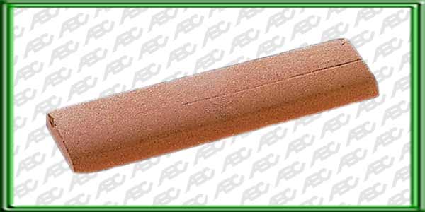 PIEDRA PARA AFILADO. Piedra de afilado sintetica de 400 granos/cm?. Para afilado profesional de HOJA de alto rendimiento.Se recomienda utilizarla humedecida con petroleo o aceite. Suministrada en blister. // LARGO: 100 mm
