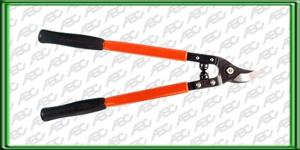 TIJERA DE DOS MANOS. Para poda y cuidado de vi?as y arboles peque?os. Cabeza de corte peque?a para un acceso facil a ramas de dificil acceso. Filo contrabiselado para evitar roturas. Topes de goma entre los mangos. Contrahoja estampada. // CAPACIDAD  DE C