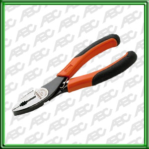 PINZA UNIVERSAL ERGO. LARGO: 180MM. ACABADO: FOSFATADOS. TRATAMIENTO ANTI-CORROSI?N. MATERIAL: ACERO CROMO VANADIO. CON MANGO ERGO EN UNA COMBINACI?N DE DOS MATERIALES. SUPERFICIE TERMOPL?STICA SOBRE UN N?CLEO TENAZ DE POLIPROPILENO. LO QUE PERMITE UN MEJ