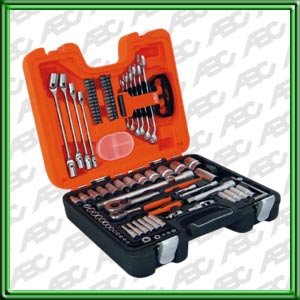 JUEGO CAJA PLASTICA EMBUTIDA BOCALLAVES ESTRIADOS 1/4 - 1/2 CAJA CONSTRUIDA EN PVC DE ALTA RESISTENCIA. ACABADO COLOR ANARANJADO Y NEGRO. CONTENIDO: 92  PIEZAS