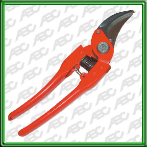 TIJERA DE MANO PROFESIONAL.  CON MANGO DE ACERO ESTAMPADO CON PESO LIVIANO. PUNTA DE LA HOJA REFORZADA IDEAL PARA TRABAJAR VI?EDOS. MECANISMO DE CIERRE. // CAPACIDAD DE CORTE: 25 MM // LARGO: 230 MM