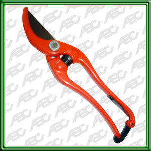 TIJERA DE MANO PROFESIONAL . PARA PODA Y FORMACION DE VI?EDOS. DISE?O MUY ROBUSTO CON MANGOS FORJADOS. SISTEMA DE CIERRE CON ANILLA AL FINAL DEL MANGO. ACCIONADO CON UNA SOLA MANO. H1194