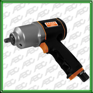 LLAVE DE IMPACTO NEUMATICA DE 3/4. ENCASTRE 3/4. TORQUE MAXIMO EN REVERSA : 1.800 NM. RANGO DE TORQUE 340 -  950 NM. PRESION DE SONIDO : 88 DECIBELES.   NIVEL DE VIBRACION : 4.30  M/SEC2.  CONSUMO DE AIRE : 190 L/MN. ENTRADA DE AIRE 3/8. PESO : 3.95 KG