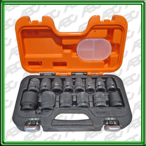 JUEGO CAJA PLASTICA EMBUTIDA. BOCALLAVES HEXAGONALES DE IMPACTO 1/2.VASOS : LONGITUD DE 38 MM. 24 Y 27. CON LONGITUD DE 45 MM. CON PERFIL DYNAMIC-DRIVE. EL ESTUCHE SE DESMONTA EN TRES PARTES. 1 PIEZA EN D/S14 Y 2 PIEZAS EN D/S10. MATERIAL: ACERO CROMO-EXT