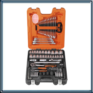 JUEGO CAJA PLASTICA EMBUTIDA BOCALLAVES ESTRIADOS 1/4 - 1/2 CAJA CONSTRUIDA EN PVC DE ALTA RESISTENCIA. ACABADO COLOR ANARANJADO Y NEGRO. CONTENIDO: 94 PIEZAS