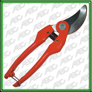 TIJERA DE MANO. Podadera robusta y de dise?o tradicional para todo tipo de tareas en el jardin. Mecanismo de cierre con anilla en la parte trasera de los mangos. Piezas de recambio no disponibles. // CAPACIDAD DE CORTE: 15 mm // LARGO: 190 mm